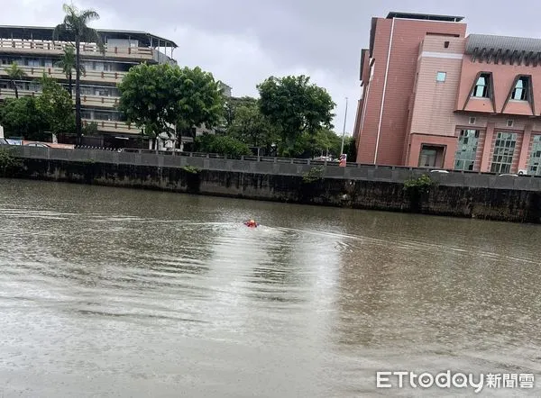 ▲台南市南區中華南路二段300巷永鳳橋下大排，22日上午傳出有人落水，消防人員救起1名年約60歲左右女子，以救護車送台南市立醫院搶救。（圖／民眾提供，下同）