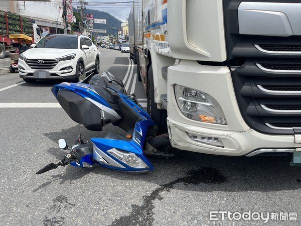 ▲▼南投機車與聯結車發生碰撞事故             。（圖／記者高堂堯攝）