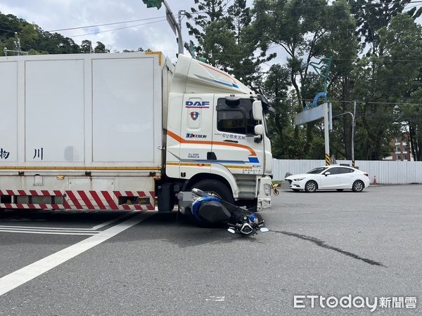 ▲▼南投機車與聯結車發生碰撞事故             。（圖／記者高堂堯攝）