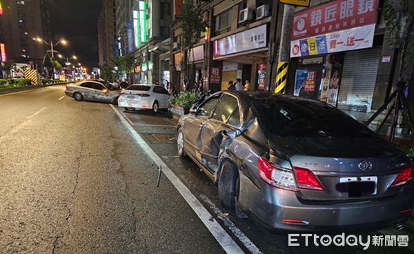 ▲▼自小客車停放路邊慘被撞，機車也被刷整排。（圖／中壢警分局提供）