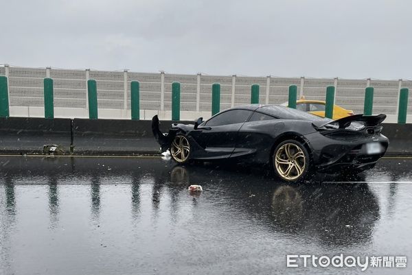 ▲▼洲美快速道路1輛千萬麥拉倫自撞分隔島            。（圖／民眾提供）