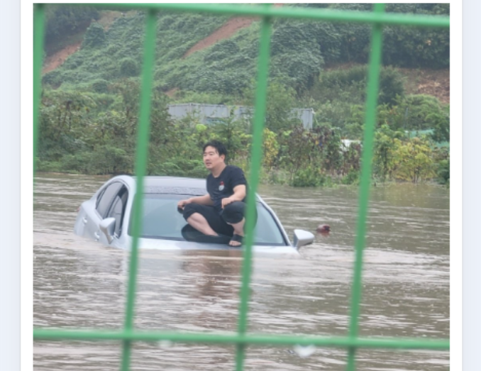 ▲▼韓200年暴雨撤千人！豪車被沖走 他坐「國民車」獲救掀熱議。（圖／翻攝自X）