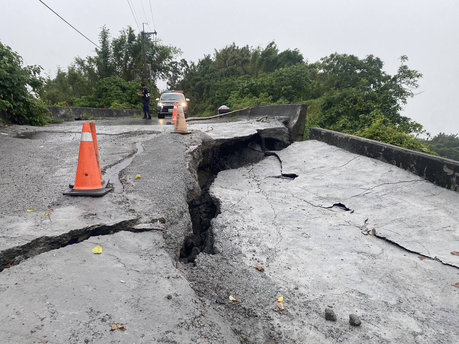 ▲▼台南官田一處農路因豪大雨造成路基掏空。（圖／翻攝自Facebook／臺南市官田區公所）