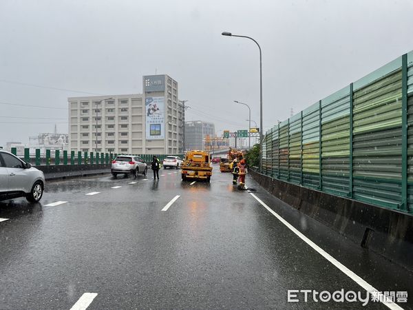 ▲▼陳女收攤返家時，因路面積水導致小貨車自撞翻覆。（圖／記者陸運陞翻攝）