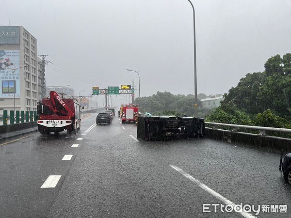 ▲▼陳女收攤返家時，因路面積水導致小貨車自撞翻覆。（圖／記者陸運陞翻攝）