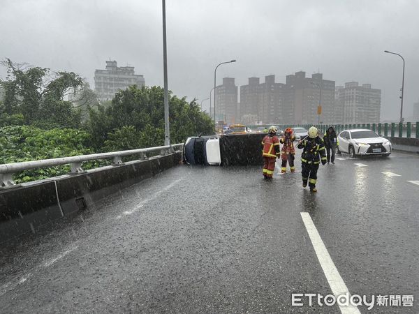 ▲▼陳女收攤返家時，因路面積水導致小貨車自撞翻覆。（圖／記者陸運陞翻攝）