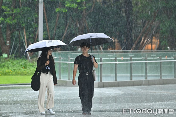 ▲▼天氣,行人路權,路人,雷雨,大雨,大雷雨,下雨,雨天,豪大雨,午後雷陣雨,梅雨,降雨,氣象,豪雨,颱風外圍環流,西南氣流,滯留鋒面,撐傘,雨傘,陰雨綿綿,潮濕,濕度,熱對流,天氣配圖。（圖／記者李毓康攝）