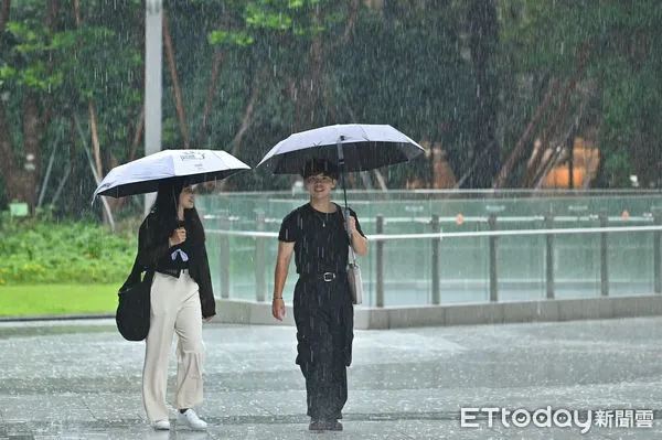 ▲▼天氣,行人路權,路人,雷雨,大雨,大雷雨,下雨,雨天,豪大雨,午後雷陣雨,梅雨,降雨,氣象,豪雨,颱風外圍環流,西南氣流,滯留鋒面,撐傘,雨傘,陰雨綿綿,潮濕,濕度,熱對流,天氣配圖。（圖／記者李毓康攝）