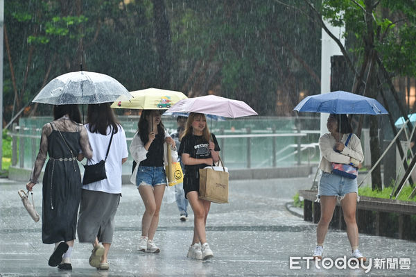 ▲▼天氣,行人路權,路人,雷雨,大雨,大雷雨,下雨,雨天,豪大雨,午後雷陣雨,梅雨,降雨,氣象,豪雨,颱風外圍環流,西南氣流,滯留鋒面,撐傘,雨傘,陰雨綿綿,潮濕,濕度,熱對流,天氣配圖。（圖／記者李毓康攝）