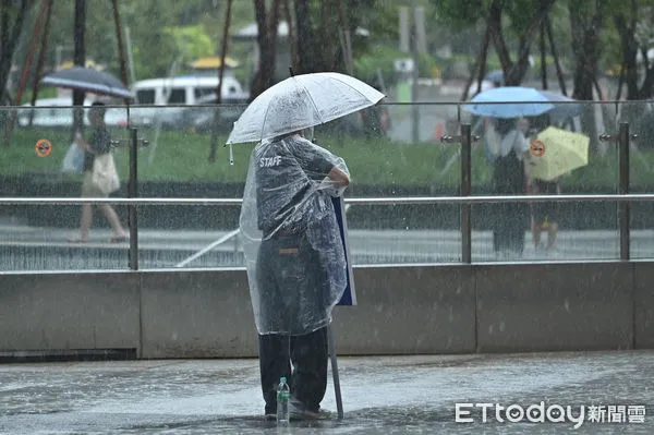 ▲▼天氣,行人路權,路人,雷雨,大雨,大雷雨,下雨,雨天,豪大雨,午後雷陣雨,梅雨,降雨,氣象,豪雨,颱風外圍環流,西南氣流,滯留鋒面,撐傘,雨傘,陰雨綿綿,潮濕,濕度,熱對流,天氣配圖。（圖／記者李毓康攝）