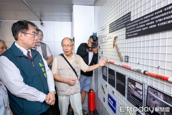 ▲「考古埕－尋找熱蘭遮市鎮」特展，22日台南安平熱鬧開幕！由市長黃偉哲、文化局長謝仕淵、成大考古研究所劉益昌教授等人一同揭幕。（圖／記者林東良翻攝，下同）