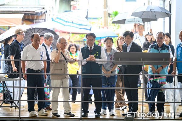 ▲「考古埕－尋找熱蘭遮市鎮」特展，22日台南安平熱鬧開幕！由市長黃偉哲、文化局長謝仕淵、成大考古研究所劉益昌教授等人一同揭幕。（圖／記者林東良翻攝，下同）