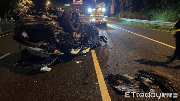 ▲國道3號凌晨發生自小客車，疑天雨路滑失控自撞翻車事故，車上三人受傷送醫。（圖／記者游瓊華翻攝）