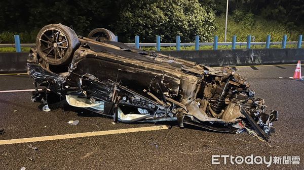 ▲國道3號凌晨發生自小客車，疑天雨路滑失控自撞翻車事故，車上三人受傷送醫。（圖／記者游瓊華翻攝）