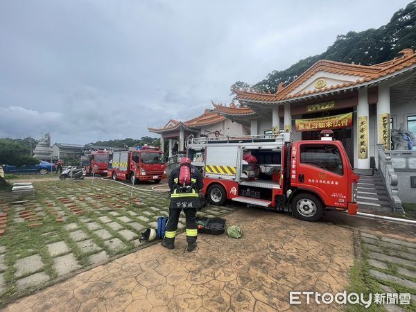 ▲▼苗栗大湖雷藏寺燭台起火，延燒神壇。（圖／記者楊永盛翻攝）