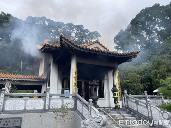 ▲▼苗栗大湖雷藏寺燭台起火，延燒神壇。（圖／記者楊永盛翻攝）