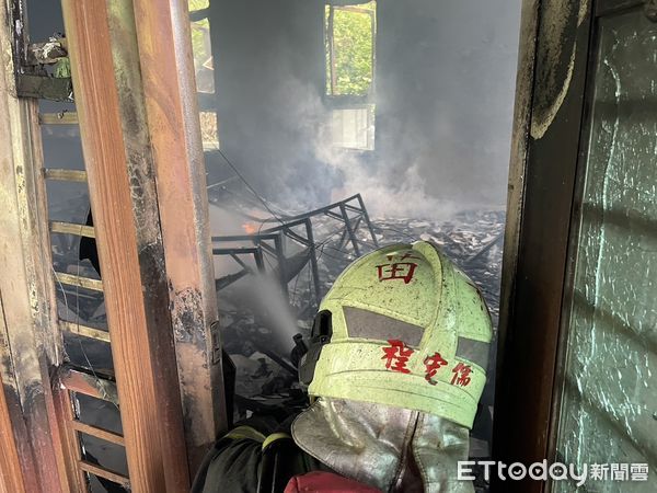 ▲▼苗栗大湖雷藏寺燭台起火，延燒神壇。（圖／記者楊永盛翻攝）