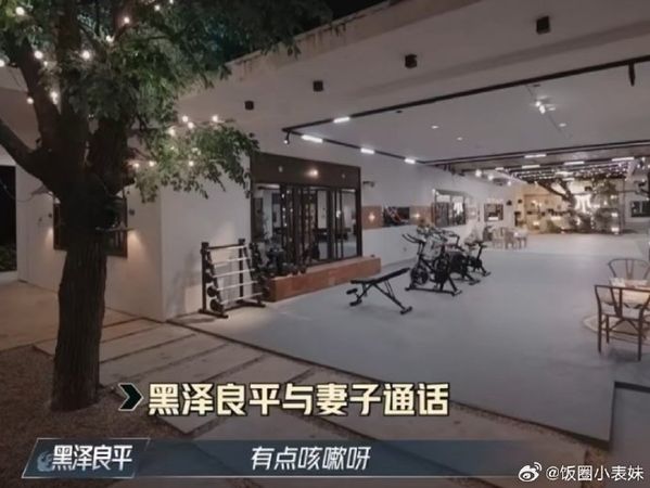 ▲AKIRA錄影空檔打電話關心老婆與兒子。（圖／翻攝自微博）