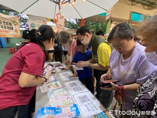 ▲響應國際失智月，台南市立醫院22日舉辦「憶起來野餐」活動，吸引諸多民眾親子一起同樂。（圖／記者林東良翻攝，下同）