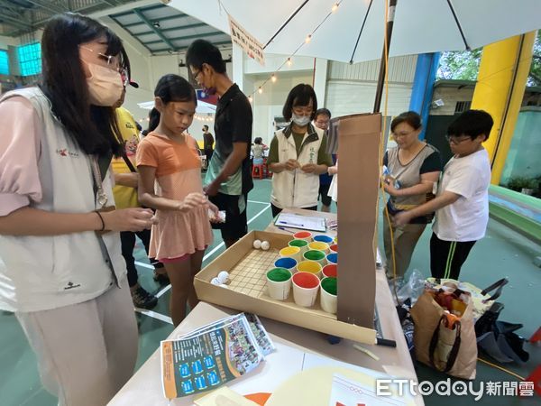 ▲響應國際失智月，台南市立醫院22日舉辦「憶起來野餐」活動，吸引諸多民眾親子一起同樂。（圖／記者林東良翻攝，下同）