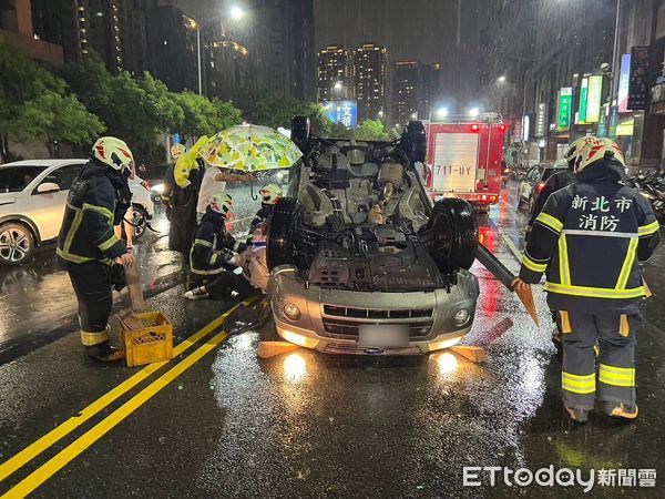 ▲▼新莊2車擦撞，2女收困車內送醫             。（圖／記者陳以昇翻攝）