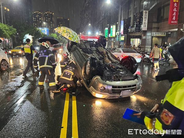 ▲▼新莊2車擦撞，2女收困車內送醫             。（圖／記者陳以昇翻攝）