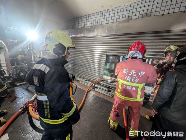  ▲22日深夜汐止寵物店發生大火悶燒。（圖／記者張君豪翻攝）