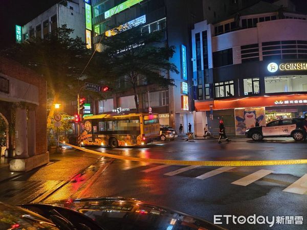 ▲▼台中東海大學會計系女大生晚間過馬路時，遭巨業客運公車撞上，捲入車底不幸死亡。（圖／民眾提供）