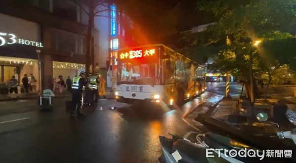 ▲▼台中東海大學會計系女大生晚間過馬路時，遭巨業客運公車撞上，捲入車底不幸死亡。（圖／民眾提供）