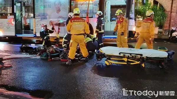 ▲▼台中東海大學會計系女大生晚間過馬路時，遭巨業客運公車撞上，捲入車底不幸死亡。（圖／民眾提供）