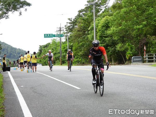 ▲▼國內外逾千名選手進行游泳、自行車和路跑等挑戰體能。（圖／花蓮體育會提供，下同）