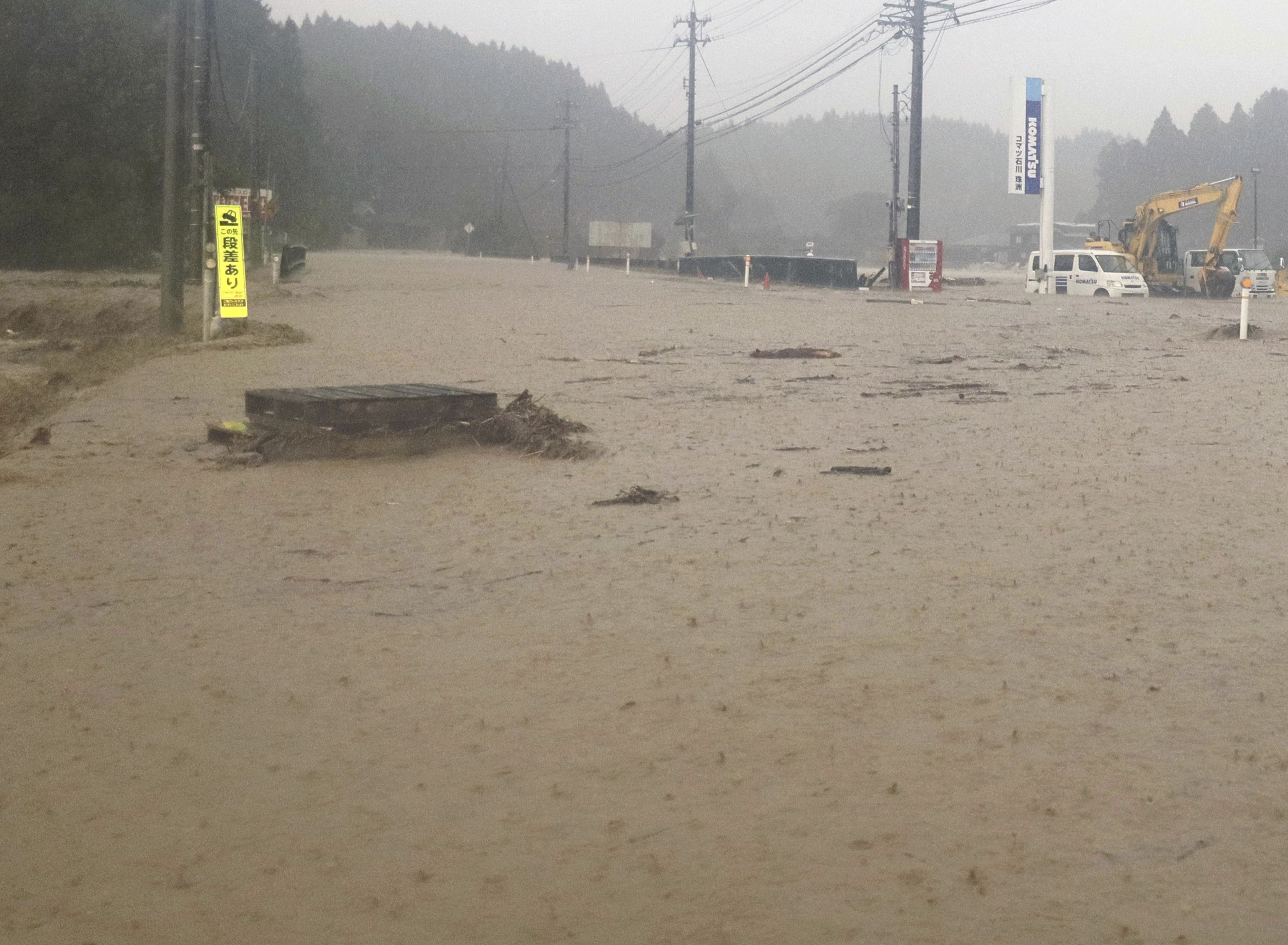 ▲▼日本石川縣輪島市門前町249號國道遭洪水淹成一片汪洋，中屋隧道遭土石流灌入，當局緊急搶通臨時隧道。（圖／達志影像／美聯社）