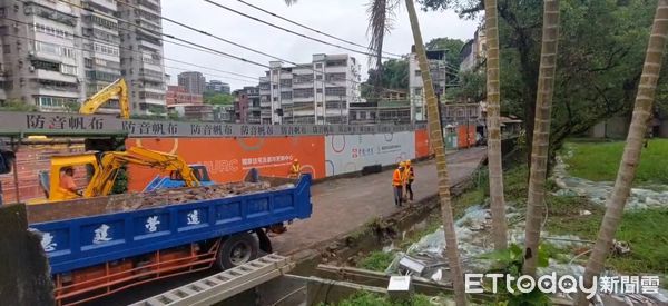 ▲▼新北汐止大豪雨，圍牆不堪積水壓力倒塌畫面曝剛。（圖／記者張君豪翻攝）