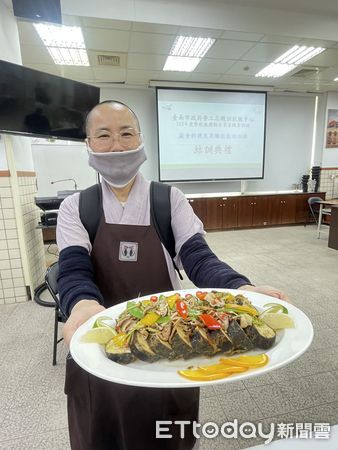 ▲嘉南藥理大學舉辦蔬食料理及果雕技能培訓班結訓典禮，共有17位學員順利完成結訓，學員們準備多道色香味俱全的蔬食料理，展示豐碩成果。（圖／記者林東良翻攝，下同）