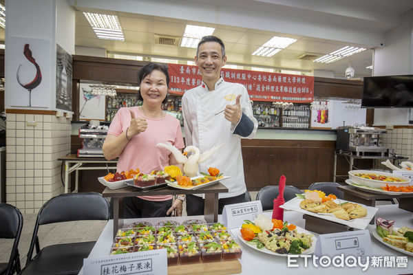 ▲嘉南藥理大學舉辦蔬食料理及果雕技能培訓班結訓典禮，共有17位學員順利完成結訓，學員們準備多道色香味俱全的蔬食料理，展示豐碩成果。（圖／記者林東良翻攝，下同）