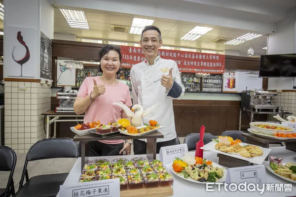 ▲嘉南藥理大學舉辦蔬食料理及果雕技能培訓班結訓典禮，共有17位學員順利完成結訓，學員們準備多道色香味俱全的蔬食料理，展示豐碩成果。（圖／記者林東良翻攝，下同）