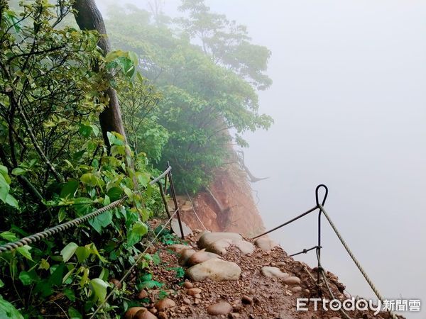 ▲火炎山受大雨沖刷，步道1.7公里崩坍中斷，今晨又發生大片土石崩落災害，景象駭人。（圖／翻攝臉書「肉腳登山隊」）