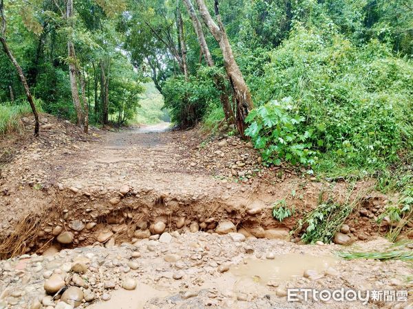 ▲火炎山受大雨沖刷，步道1.7公里崩坍中斷，今晨又發生大片土石崩落災害，景象駭人。（圖／翻攝臉書「肉腳登山隊」）