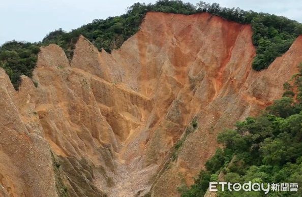 ▲火炎山受大雨沖刷，步道1.7公里崩坍中斷，今晨又發生大片土石崩落災害，景象駭人。（圖／翻攝臉書「肉腳登山隊」）