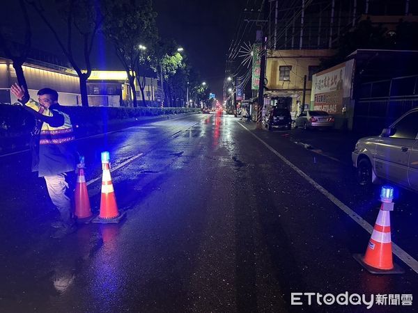 ▲▼高雄暴雨「馬路突現大坑洞」…2騎士慘摔　網罵：夭壽大的洞。（圖／記者賴文萱翻攝）