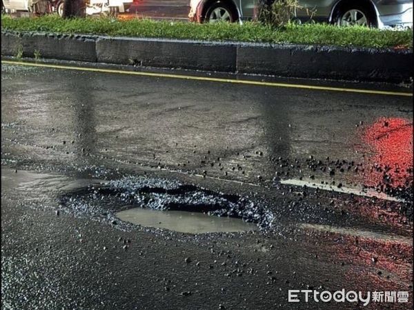 ▲▼高雄暴雨「馬路突現大坑洞」…2騎士慘摔　網罵：夭壽大的洞。（圖／記者賴文萱翻攝）