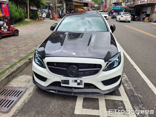 ▲賓士轎車因嚴重超速被吊扣車牌，劉男自網路買偽造車牌參加廟會，被眼尖警員查獲。（圖／記者楊永盛翻攝）