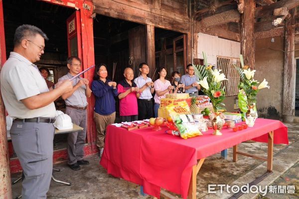 ▲台南市文化資產管理處於23日上午吉時，舉行「直轄市定古蹟新化鍾家古厝」修復工程動土儀式，儀式由台南市文資處處長林喬彬主持。（圖／記者林東良翻攝，下同）