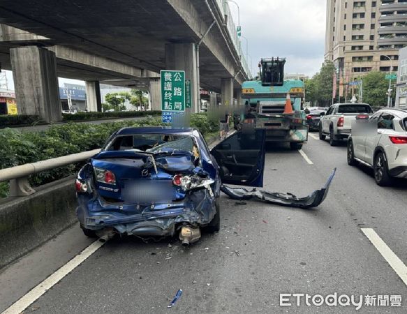 ▲起重機匝道煞車失靈...連撞5車釀1傷　438萬奧迪A8也受傷。（圖／記者許權毅翻攝）