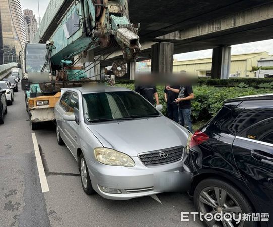 ▲起重機匝道煞車失靈...連撞5車釀1傷　438萬奧迪A8也受傷。（圖／記者許權毅翻攝）