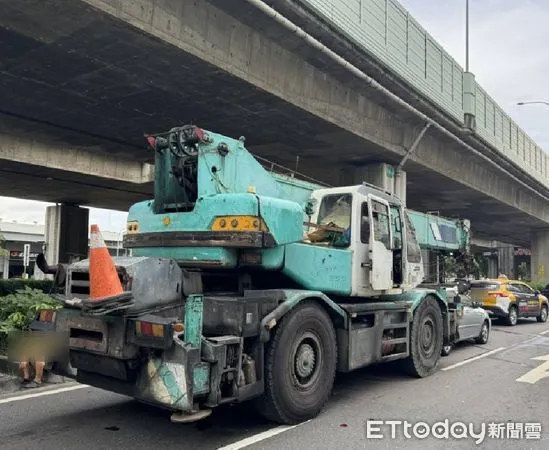 ▲起重機匝道煞車失靈...連撞5車釀1傷　438萬奧迪A8也受傷。（圖／記者許權毅翻攝）