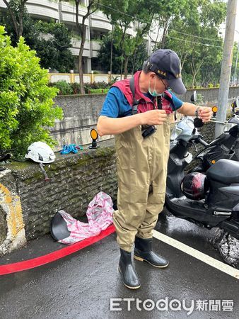 白鴨掉進9m排水溝！見人靠近「拍翅飛逃」　來回2小時累倒被送醫（圖／新北市動保處提供，請勿隨意翻拍，以免侵權。）