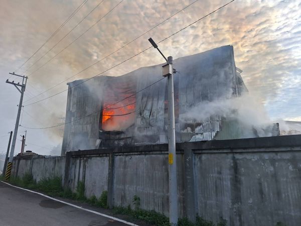 ▲彰化縣伸港鄉木材回收工廠大火。（圖／民眾提供）