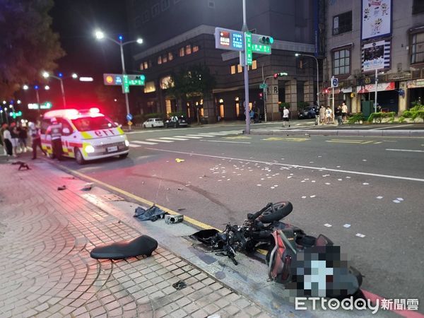 ▲▼高雄22歲騎士深夜遭猛撞「機車幾乎解體」　肇事車輛當場跑了。（圖／記者賴文萱翻攝）