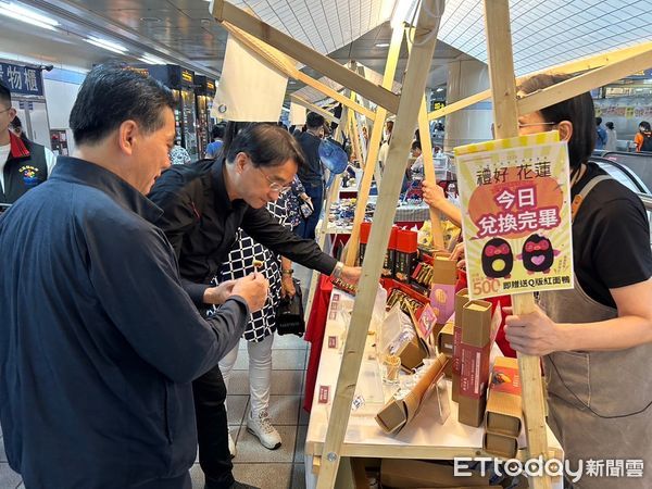 ▲花蓮縣政府在捷運西門站內辦理花蓮特色伴手禮展售會，受到民眾廣大迴響及好評。（圖／花蓮縣政府提供，下同）